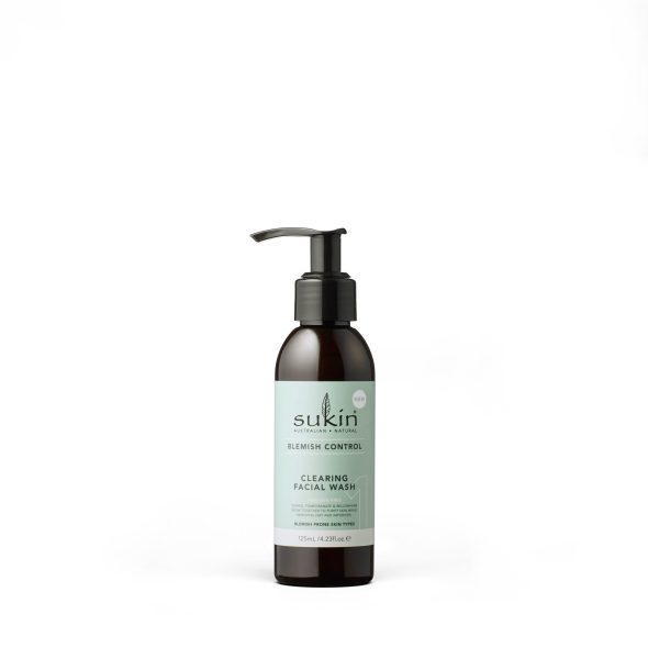 Viser praktisk pumpeflaske med Claring Facial Wash fra Sukin