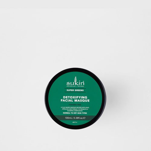 Viser grønn krukke med Detoxifying Facial Masque fra Sukin