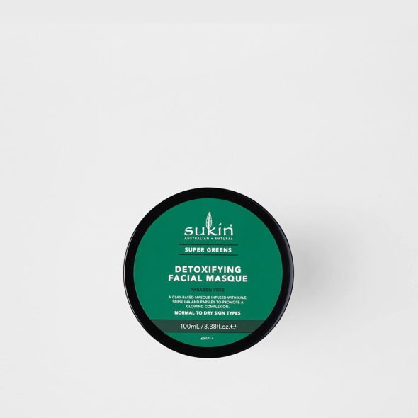 Viser grønn krukke med Detoxifying Facial Masque fra Sukin