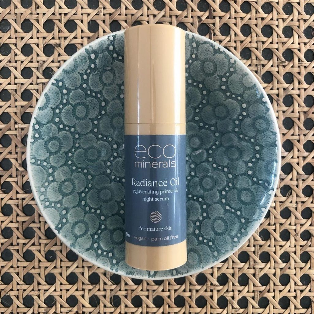 Viser en Flaske med Radiance Oil i en pyntet bolle