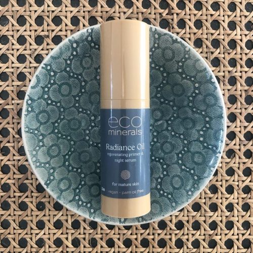 Viser en Flaske med Radiance Oil i en pyntet bolle