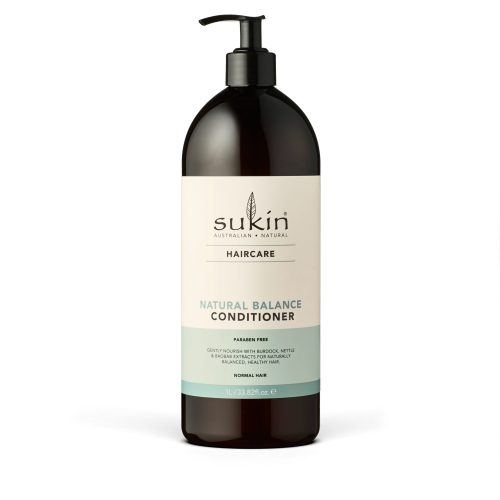 Viser praktisk 1 liters pumpeflaske med Natural Balance Condtioner fra Sukin