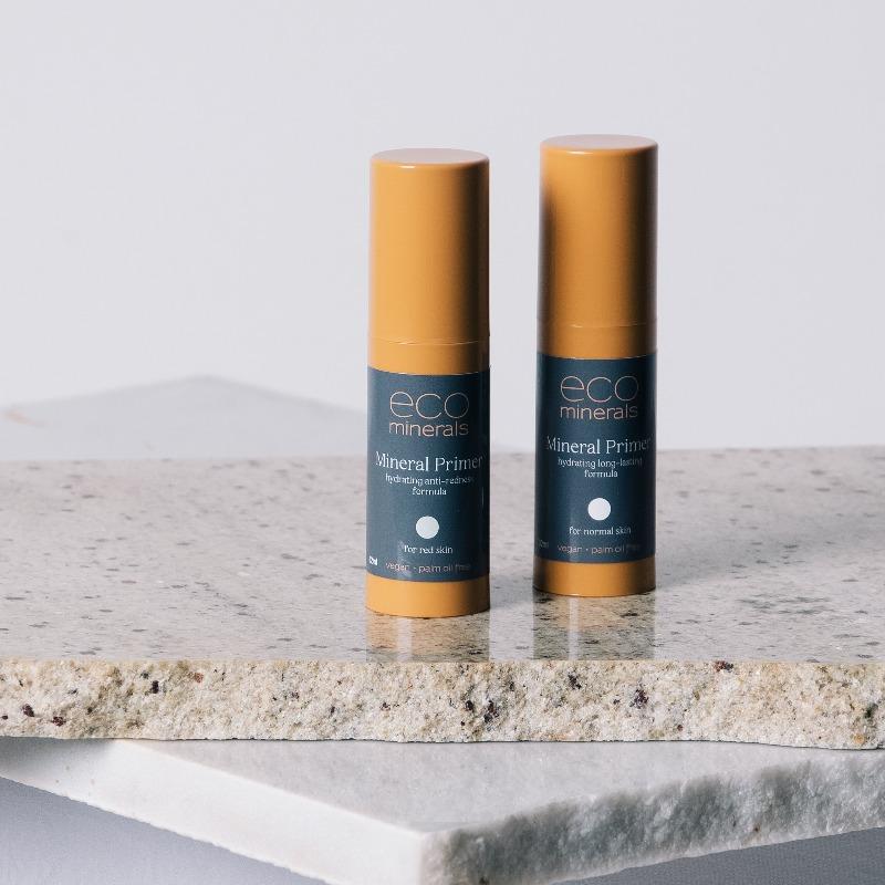 Viser to flasker med mineral primer