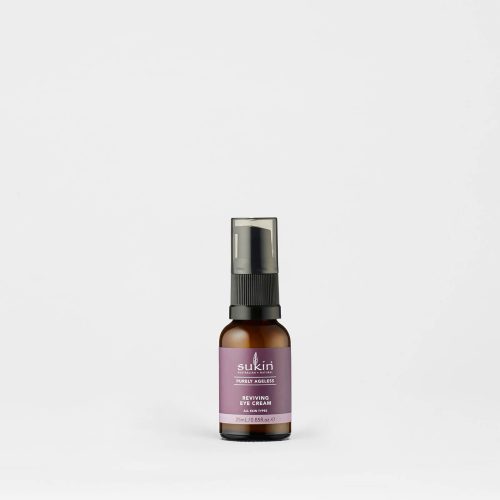 Viser praktisk pumpeflaske med Reviving Eye Cream fra Sukin