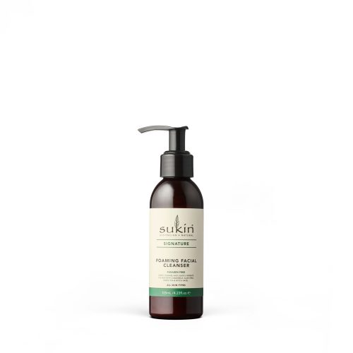 Viser praktisk pumpeflaske med Foaming Facial Cleanser fra Sukin