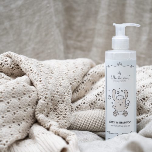 Viser praktisk pumpeflaske med Bad & Shampoo fra Lille Kanin
