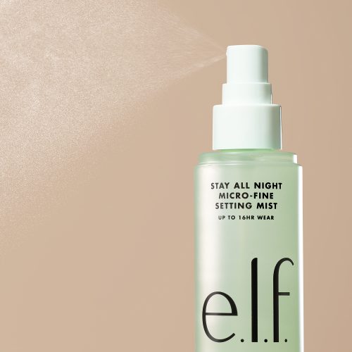 Viser sprayflaske med grønn setting spray fra E.L.F