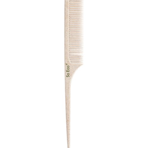 Viser Tail Comb fra So Eco, med et lang og tynt skaft som kan hjelpe med å dele opp håret